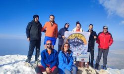 Van’da dağcılardan Artos Dağı zirvesinde ilginç etkinlik!