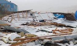 Etkili olan fırtına evlerin çatılarını uçurdu!