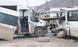 İki minibüs çarpıştı, hurdaya dönen araçta 18 kişi yaralandı!