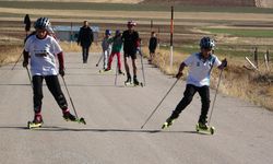 Vanlı kayakçılar asfalt yolda kayaklı koşu şampiyonasına hazırlık!