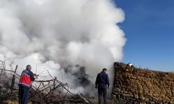 Van’da büyük yangın: Çiftçinin bir yıllık emeği kül oldu!