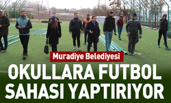 Muradiye Belediyesi okullara futbol sahası yaptırıyor