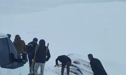 Özalp'te yolda mahsur kalanlar karla mücadele ekiplerince kurtarıldı