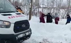Kar nedeniyle yolu kapanan mahallede hamile kadın hastaneye yetiştirildi