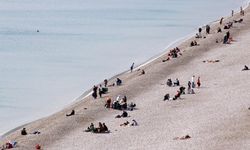 Antalya'da yazdan kalma gün: Sahil doldu taştı