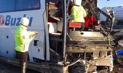 Yolcu otobüsü bariyerlere çarptı! 14 yolcu yaralı