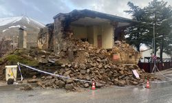 Bitlis’te sağanak yağışla bir ev yıkıldı