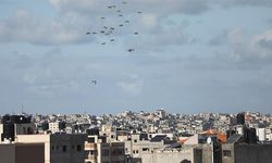 Gazze'de havada atılan yardım paketleri dehşet saçtı