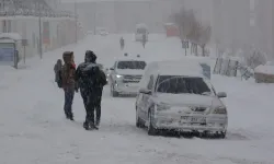 Van'da yoğun kar yağışı! Okullar tatil edildi mi?