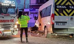 İki servis minibüsü çarpıştı, 28 kişi yaralandı