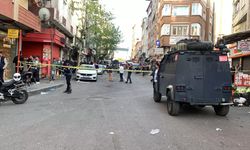 Güpe gündüz sokak ortasında silahlı saldırı: 3'ü ağır 4 kişi yaralandı!