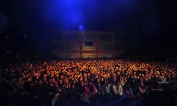 İranlılar sanatçının Van YYÜ'deki konserinde izdiham!