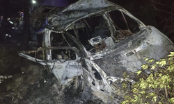 Minibüs uçuruma devrilip yandı: 3 hayatını kaybetti, 7'si çocuk 18 kişi yaralandı!