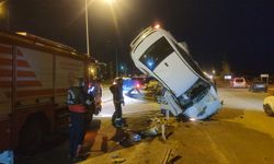 Van'da ilginç kaza! Bariyerlere çarpan otomobil dik şekilde asılı kaldı