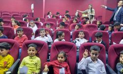 Köydeki öğrenciler ilk kez sinemada film izledi