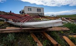 Şiddetli rüzgar nedeniyle bir evin çatısı uçtu