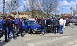 İki otomobille motosiklet kavşakta çarpıştı: 10 yaralı