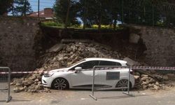 İstanbul'da istinat duvarı çöktü: 2 araç hasar gördü