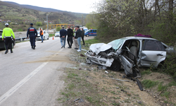 Otomobiller kafa kafaya çarpıştı: 1 ölü 8 yaralı
