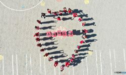 Van’da öğrenciler kalp koreografisi yaparak Anneler Günü'nü kutladı