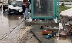 Minibüs kaldırımda yürüyenlere çarpt!  1 ölü, 2 yaralı…