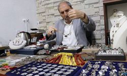 Van’da köylerden topladığı antika eşyaları satıyor
