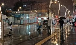Van'da gün içerisinde devam sağanak yağış akşam saatlerinde de etkili oldu