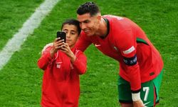 UEFA sahaya atlayıp Ronaldo’yla fotoğraf çekinen minik taraftara acımadı!