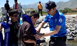 Özel öğrenciler polis botuyla Van Gölü'nde gezintiye çıkarıldı