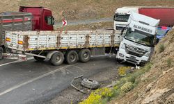 Van’da 2 tır kafa kafaya çarpıştı: 2 kişi yaralandı!