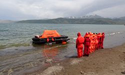 Öğrenciler Van Gölü’nde canlı kalabilme eğitimi gördü!