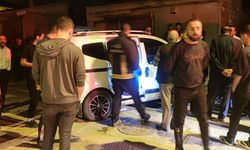 Van'da otomobil kaldırıma çarptı: 3 kişi yaralandı!