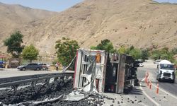 Virajı alamayan kömür yüklü kamyon devrildi: 1 yaralı