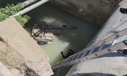 Van’da otomobil su kanalına uçtu: Baba ve oğlu hayatını kaybetti