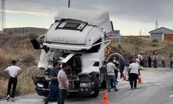 Bitlis’te tırlar çarpıştı: 2 yaralı