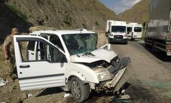 Van-Hakkari karayolunda iki araç kafa kafaya çarpıştı: 1’i ağır 15 kişi yaralandı!