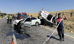 Hafif ticari araçla otomobil çarpıştı: 4 ölü