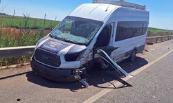 Diyarbakır'da yolcu minibüsüyle otomobil çarpıştı: 16 yaralı