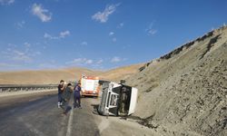 Van’da kontrolden çıkan minibüs yan yattı, 2 kişi yaralandı!