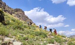 Hakkari'de doğaseverler İkiyaka Dağları ve buzul gölünü gezdi