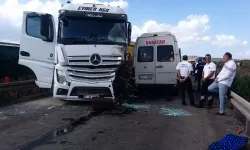 Adana'da TIR faciası! Tır ile servis minibüsü çarpıştı: 4 ölü 6 yaralı!