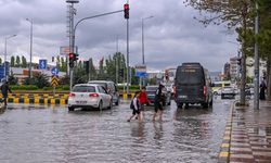 Yağış Van’ı terketmiyor… Meteoroloji saat verip uyardı!