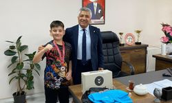 Vanlı Minik Boksör Tuşba Gençlik ve Spor Müdürü Esen'i ziyaret etti