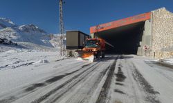 Van’ın en tehlikeli bölgelerinden olan Karabet Geçidi beyaza büründü!