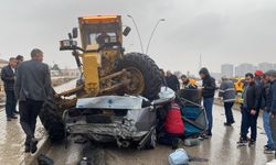 Feci kaza! Otomobil, greyderin altına girdi: 1 ölü