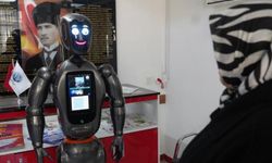 Türkiye'nin ilk insanımsı yapay zekalı robotu öğretmenliğe başladı