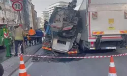 İstanbul'da yol çöktü! İki kamyon çukura düştü