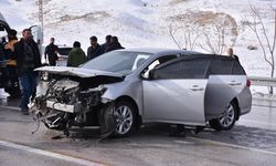 Van'da kaza: Otomobil bariyere çarptı, 5 kişi yaralandı!