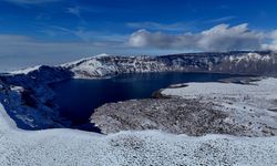 Nemrut Krater Gölü’nün karlı görüntüsü hayran bırakıyor