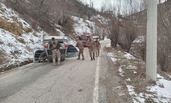 Van’da don ve buzlanma kazaya neden oldu: Otomobil takla attı, 2 kişi yaralandı!